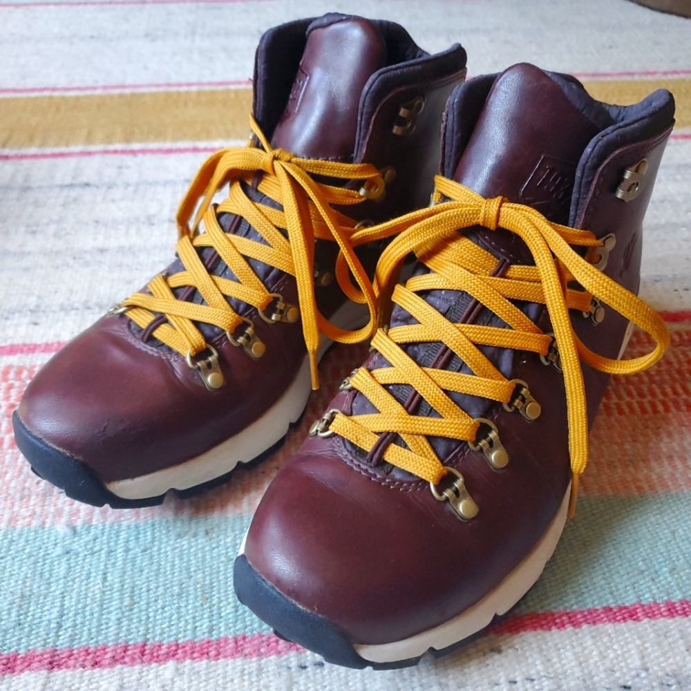Danner Women's Mountain 600 Waterproof Leather Hiking Boot Dark Brown Size 9.5